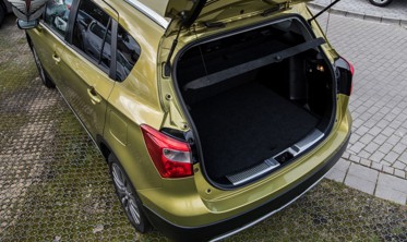защитная накладка порога багажника Suzuki S-Cross фото