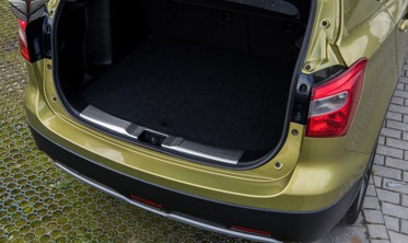 защитная накладка порога багажника Suzuki S-Cross фото