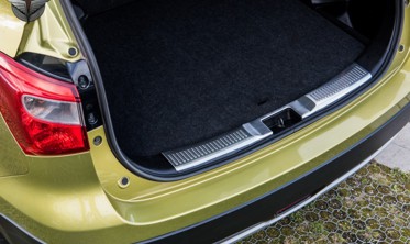 защитная накладка порога багажника Suzuki S-Cross фото