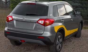 хром накладка на крышку багажника Suzuki Vitara II с вырезом для значка фото