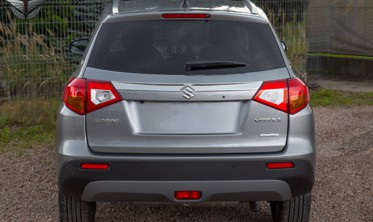 хром накладка на крышку багажника Suzuki Vitara II с вырезом для значка фото