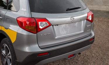 хром накладка на крышку багажника Suzuki Vitara II с вырезом для значка фото