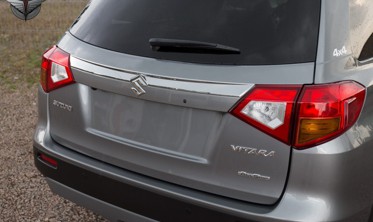 хром накладка на крышку багажника Suzuki Vitara II с вырезом для значка фото