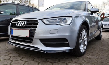 Накладка переднього бампера Audi A3 8V з 3-х частин фото