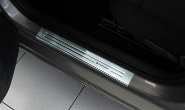 Защитные накладки на пороги SKODA RAPID фото