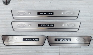 защитные накладки на пороги с LED подсветкой Ford Focus II фото