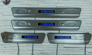 защитные накладки на пороги с LED подсветкой Ford Focus II фото