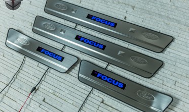 защитные накладки на пороги с LED подсветкой Ford Focus II фото
