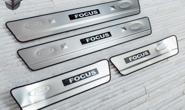 защитные накладки на пороги с LED подсветкой Ford Focus II фото