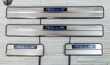 захисні накладки на пороги з LED підсвічуванням Ford Focus III фото