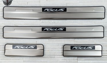 захисні накладки на пороги з LED підсвічуванням Ford Focus III фото