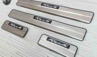 захисні накладки на пороги з LED підсвічуванням Ford Focus III фото
