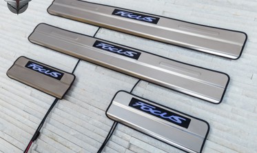 захисні накладки на пороги з LED підсвічуванням Ford Focus III фото