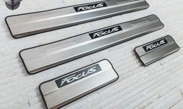 захисні накладки на пороги з LED підсвічуванням Ford Focus III фото