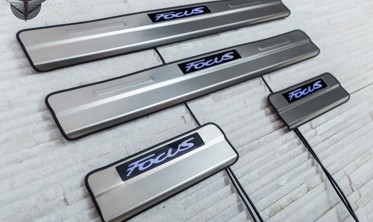 захисні накладки на пороги з LED підсвічуванням Ford Focus III фото