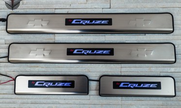 захисні накладки на пороги з LED підсвічуванням Chevroleta Cruze фото