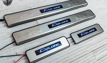 захисні накладки на пороги з LED підсвічуванням Chevroleta Cruze фото