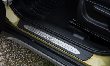 захисні накладки на пороги з написом SUZUKI SX4 S-CROSS фото