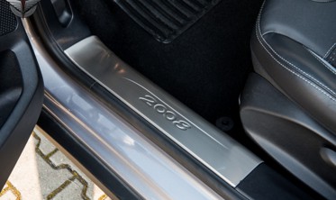 защитные накладки на пороги Peugeot 2008 внутренние фото