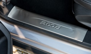 защитные накладки на пороги Peugeot 2008 внутренние фото