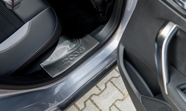 защитные накладки на пороги Peugeot 2008 внутренние фото