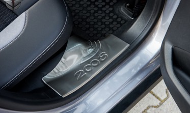 защитные накладки на пороги Peugeot 2008 внутренние фото