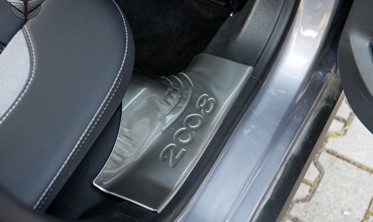 защитные накладки на пороги Peugeot 2008 внутренние фото