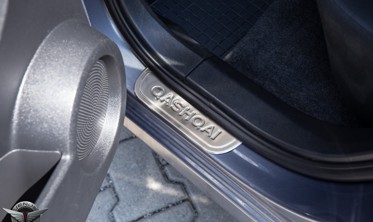 захисні накладки на пороги з написом Nissan Qashqai фото