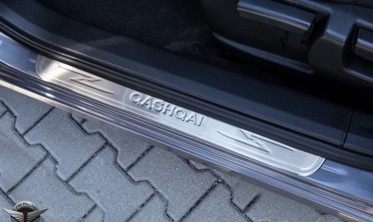 захисні накладки на пороги з написом Nissan Qashqai фото