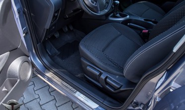 захисні накладки на пороги з написом Nissan Qashqai фото