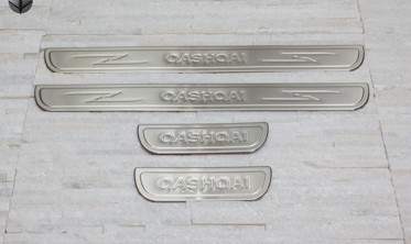 захисні накладки на пороги з написом Nissan Qashqai фото