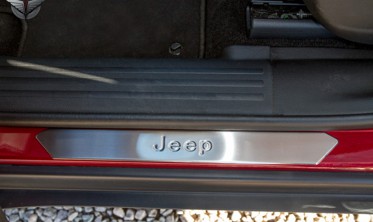 защитные накладки на пороги с надписью Jeep Cherokee фото