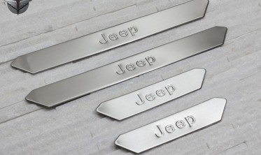 защитные накладки на пороги с надписью Jeep Cherokee фото