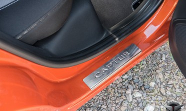 захисні накладки на пороги з написом Renault Captur фото