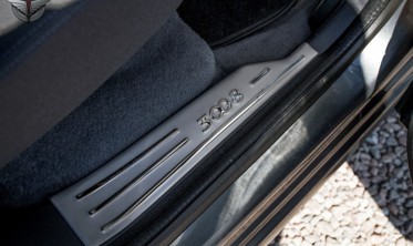 защитные накладки на пороги с надписью Peugeot 3008 фото