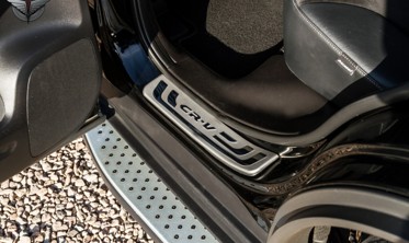 защитные накладки на пороги с надписью Honda CR-V фото