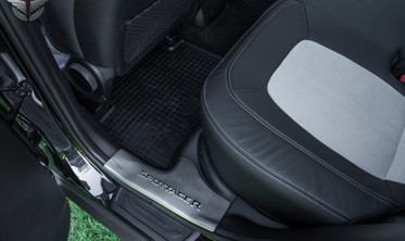 защитные накладки на пороги с надписью Kia Sportage R фото