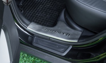 защитные накладки на пороги с надписью Kia Sportage R фото