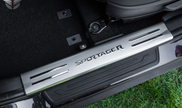 защитные накладки на пороги с надписью Kia Sportage R фото