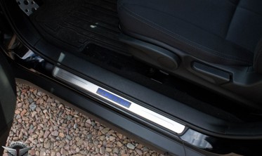 защитные накладки на пороги с надписью Subaru Forester фото