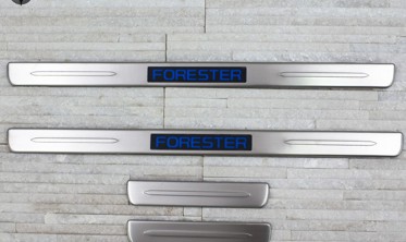 защитные накладки на пороги с надписью Subaru Forester фото