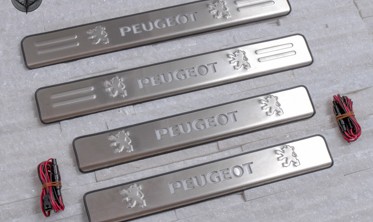 защитные накладки на пороги с LED подсветкой Peugeot 408 фото