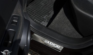 защитные накладки на пороги с LED подсветкой Nissan Qashqai фото