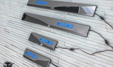 защитные накладки на пороги с LED подсветкой Nissan Qashqai фото