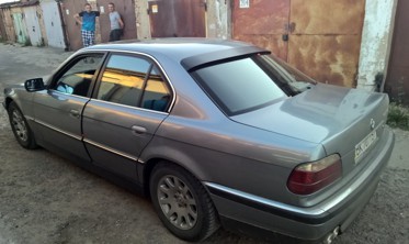 бленда, накладка заднього скла BMW 7 E38 фото