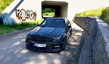 Накладка тюнинговая для переднего бампера Mercedes AMG C63 W204 FL фото