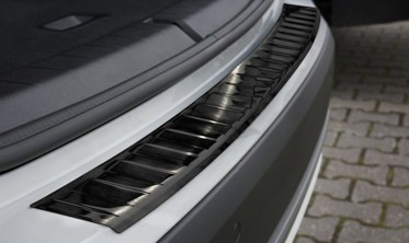 Накладка на бампер с загибом и ребрами BMW X1 F48 (черная) фото