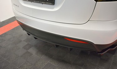 Центральна накладка на задній бампер Tesla Model X фото