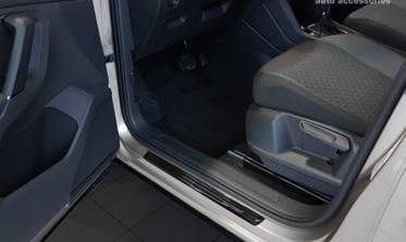 защитные накладки на пороги Volkswagen Tiguan II / Volkswagen Allspace (Carbon) фото