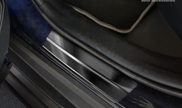 защитные накладки на пороги Toyota Rav IV черные с надписью Hybrid фото